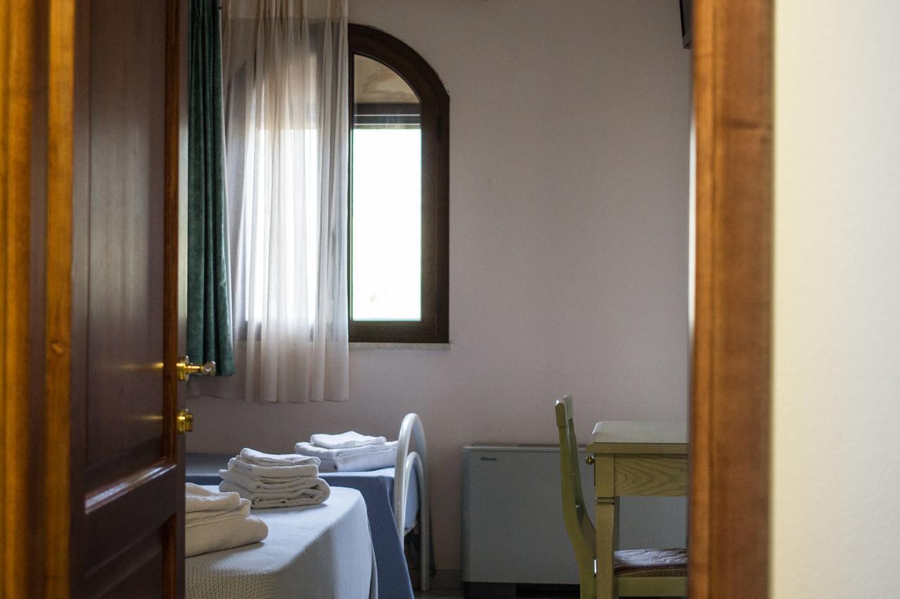 Hotel Villa Del Mare Sìnnai Værelse billede